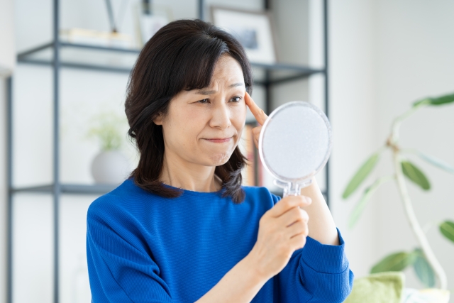 スキンケアをする50代女性