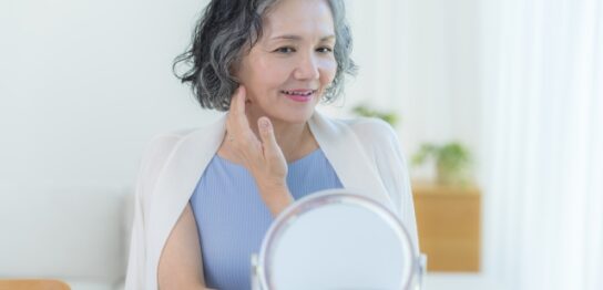 スキンケアをする50代女性