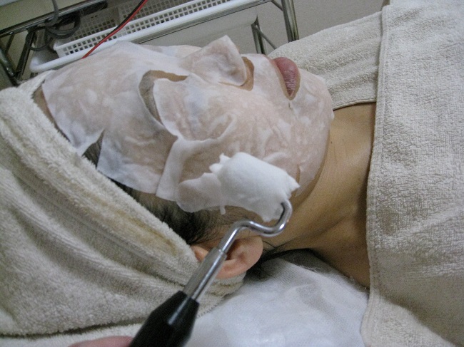 イオン導入する50代女性