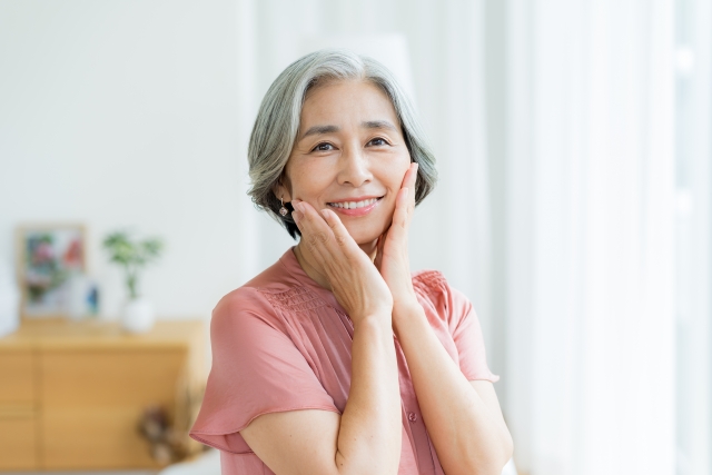フェイスラインが気になる50代女性