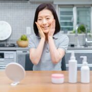 喜んでいる60代女性