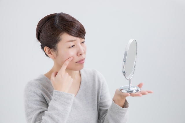 毛穴が気になる50代女性
