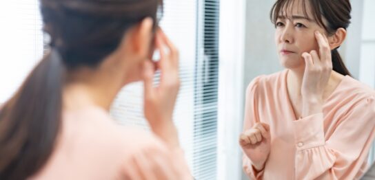 黒クマが気になる50代女性