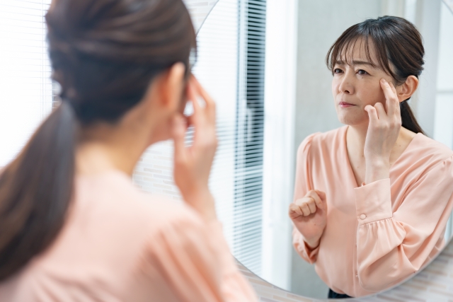 黒クマが気になる50代女性