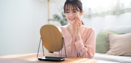 スキンケアをする50代女性