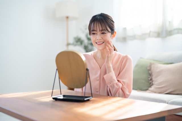 スキンケアをする50代女性