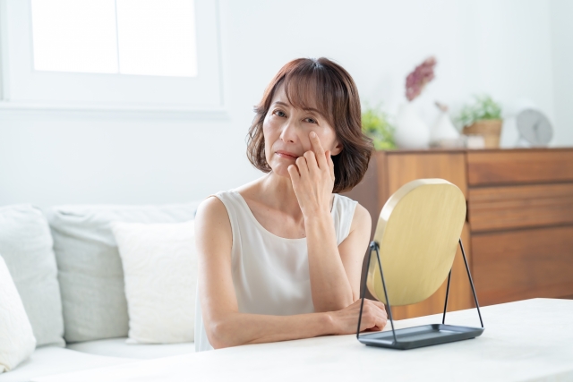 目の下が気になる50代女性