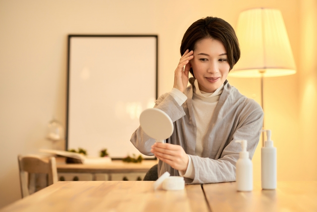 スキンケアをする50代女性