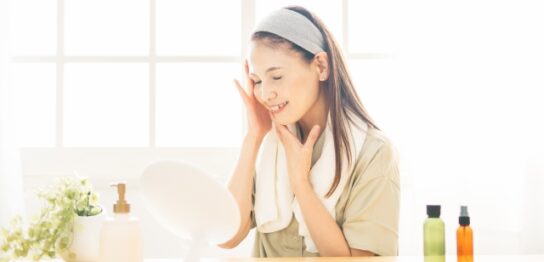 メイクする50代女性