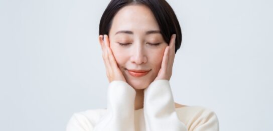 顔が凝っている50代女性