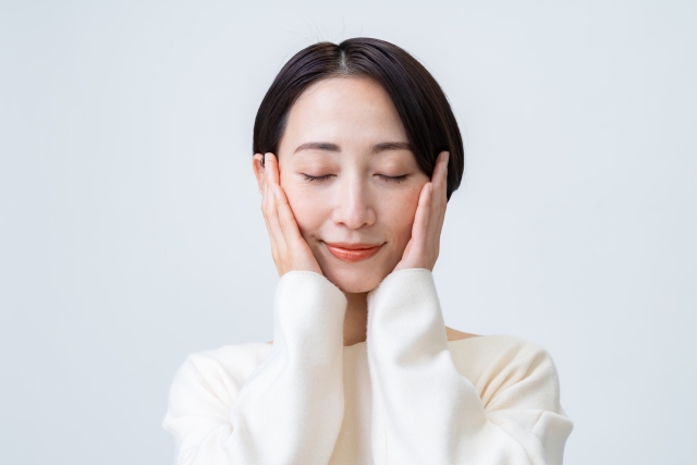 顔が凝っている50代女性