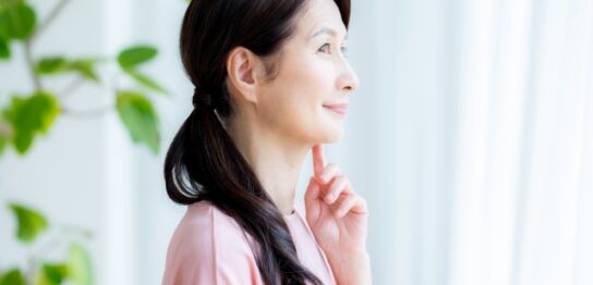 横顔が気になる50代女性