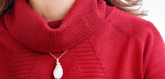 タートルネックの50代女性