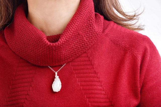 タートルネックの50代女性