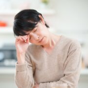 眼精疲労の50代女性