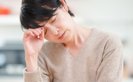 眼精疲労の50代女性