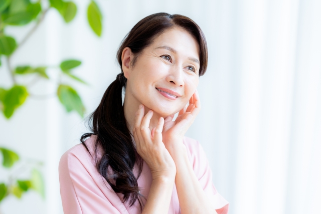 スキンケアをする55歳女性