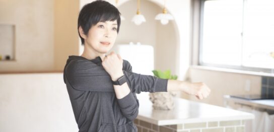 スキンケアをする50代女性