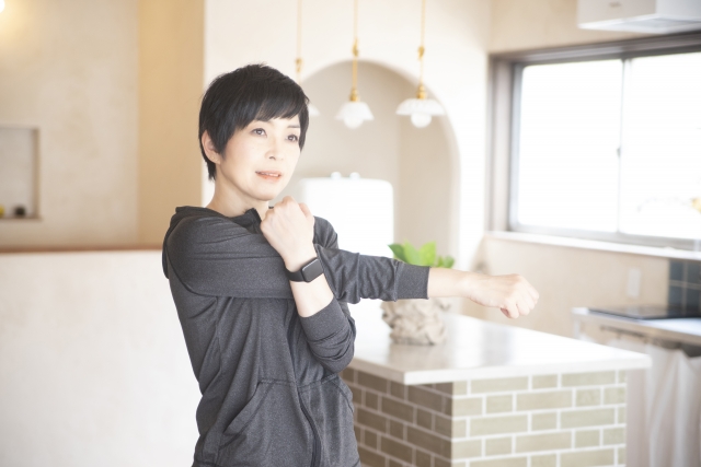 スキンケアをする50代女性