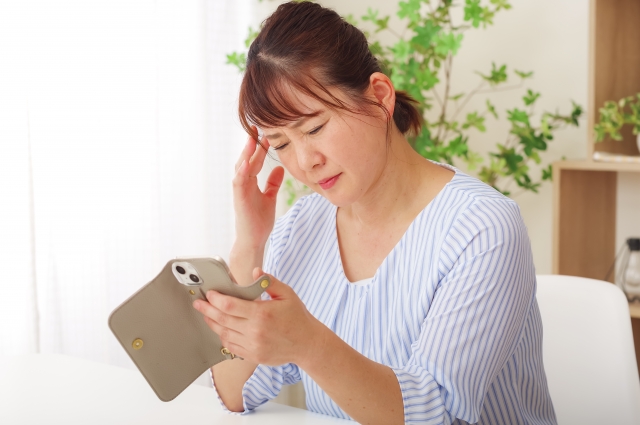 スキンケアをする55歳女性