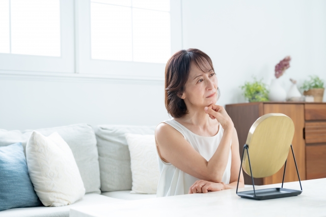 スキンケアをする50代女性