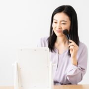 スキンケアをする50代女性