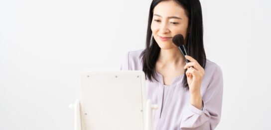 スキンケアをする50代女性