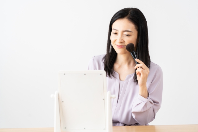 スキンケアをする50代女性