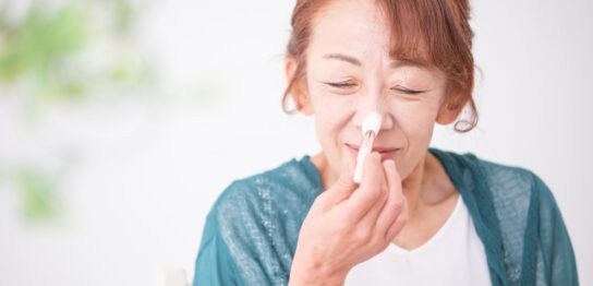 スキンケアをする55歳女性