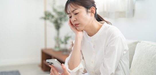 スキンケアをする55歳女性