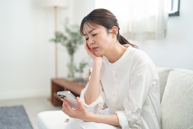 スキンケアをする55歳女性