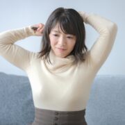 スキンケアをする55歳の女性