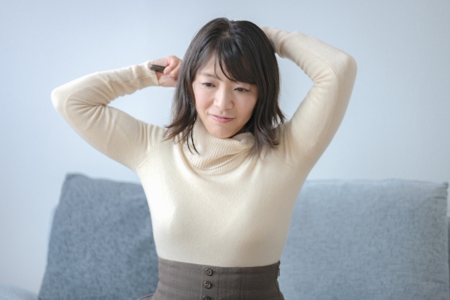 スキンケアをする55歳の女性