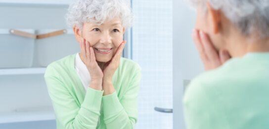 肌の乾燥が気になる60代女性