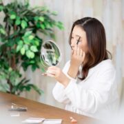 眉毛を描く60代女性