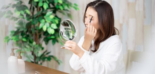 眉毛を描く60代女性