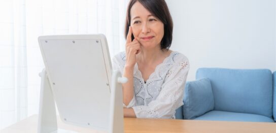鏡を見る60代女性
