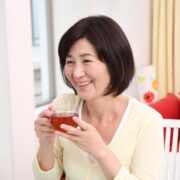 スキンケアする60代女性