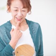 スキンケアをする60代女性