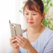 スキンケアをする60代女性