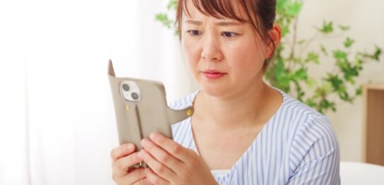 スキンケアをする60代女性