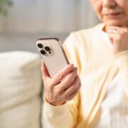 スキンケアをする６０代女性