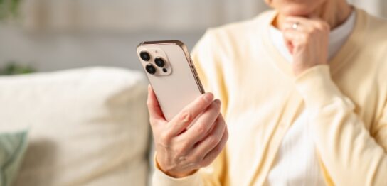 スキンケアをする６０代女性