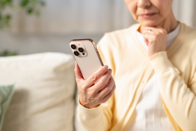 スキンケアをする６０代女性