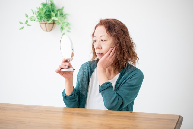 スキンケアをする60代女性