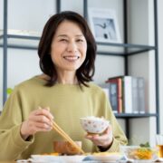 スキンケアをする60代女性