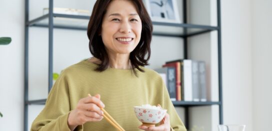 スキンケアをする60代女性