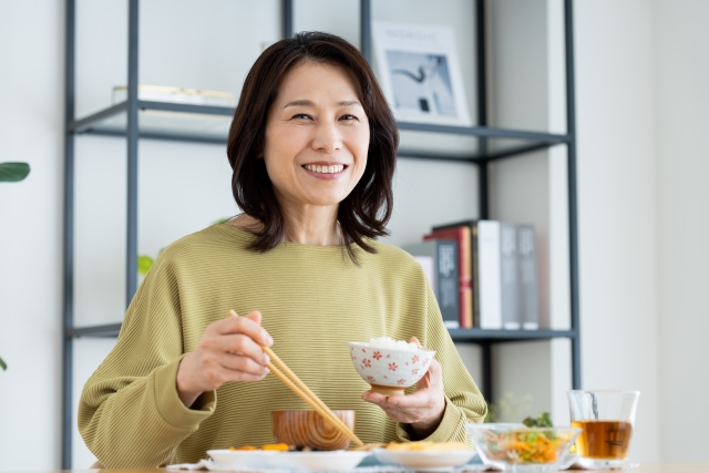 スキンケアをする60代女性