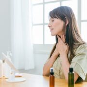 スキンケアをする60代女性