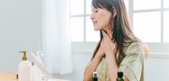 スキンケアをする60代女性